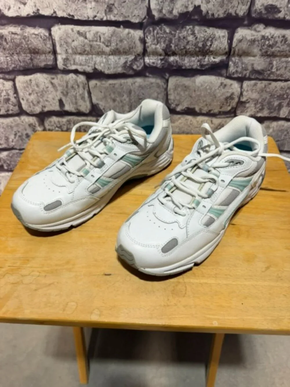 Vionic White & Turquoise Lace Up Sneakers Size 9